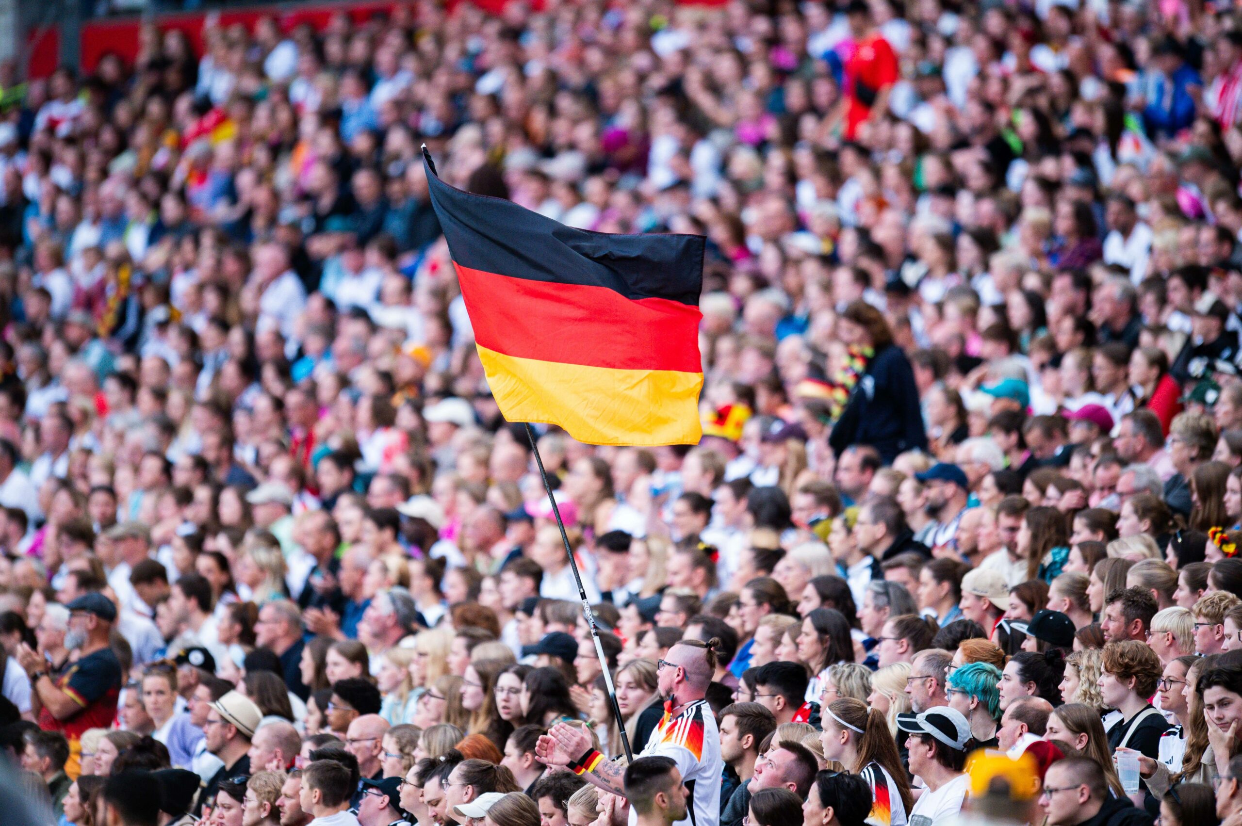 Volle Tribüne mit Deutschland-Fans