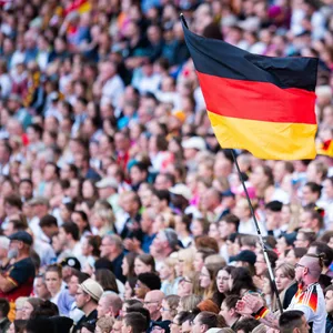 Volle Tribüne mit Deutschland-Fans