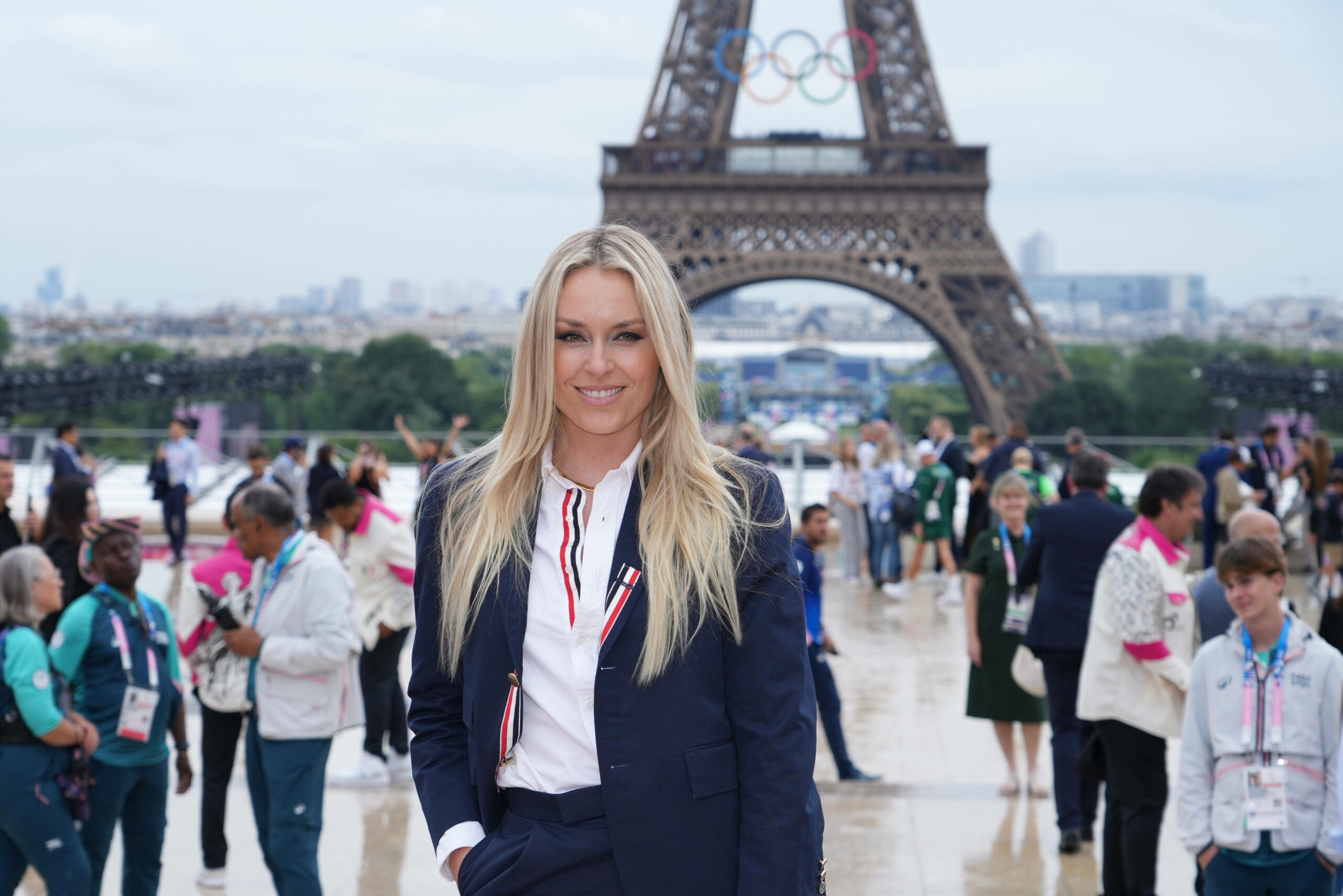 Lindsey Vonn lächelnd vor dem Eiffelturm