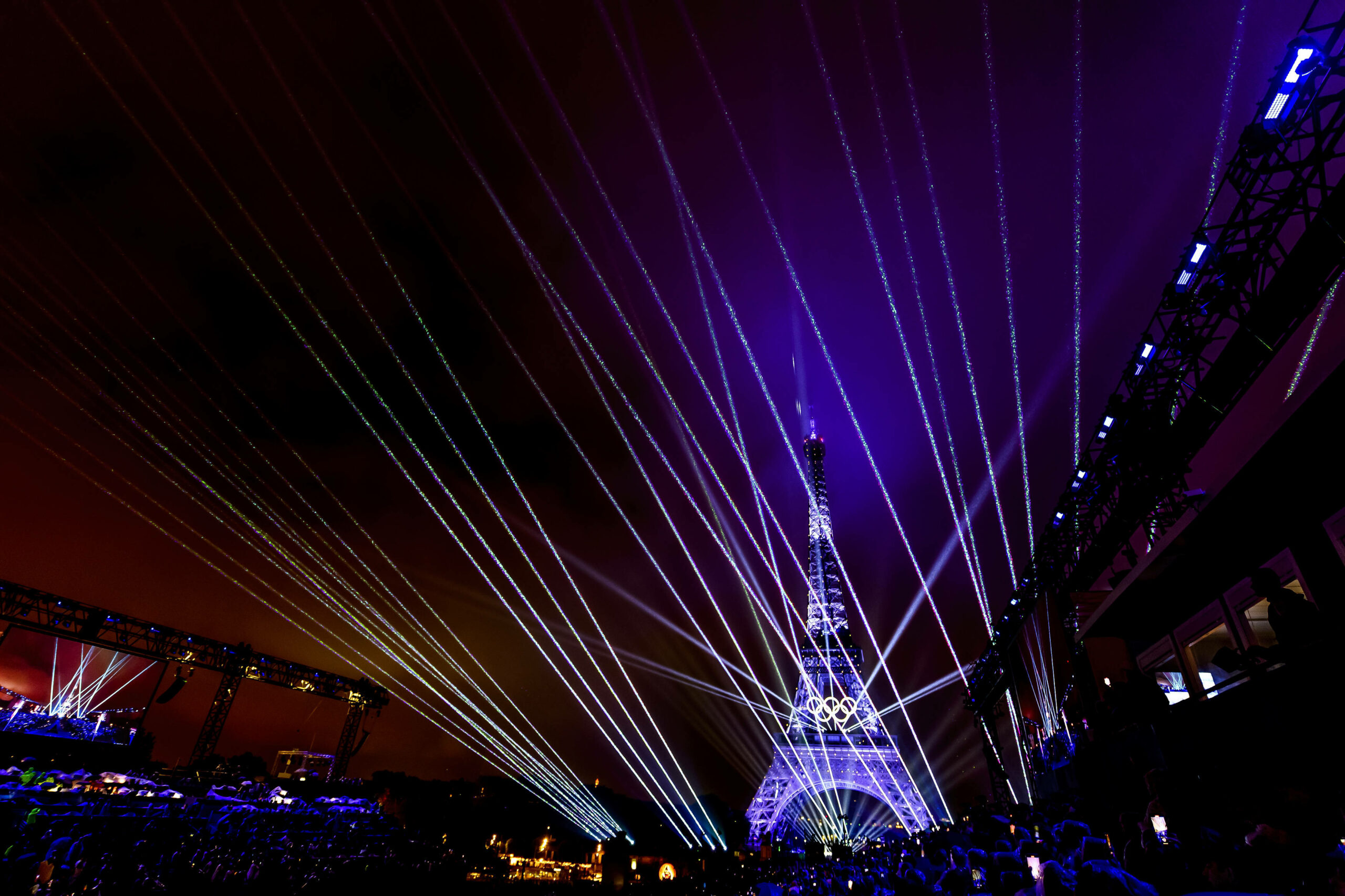 Lichtershow rund um den Eifelturm.