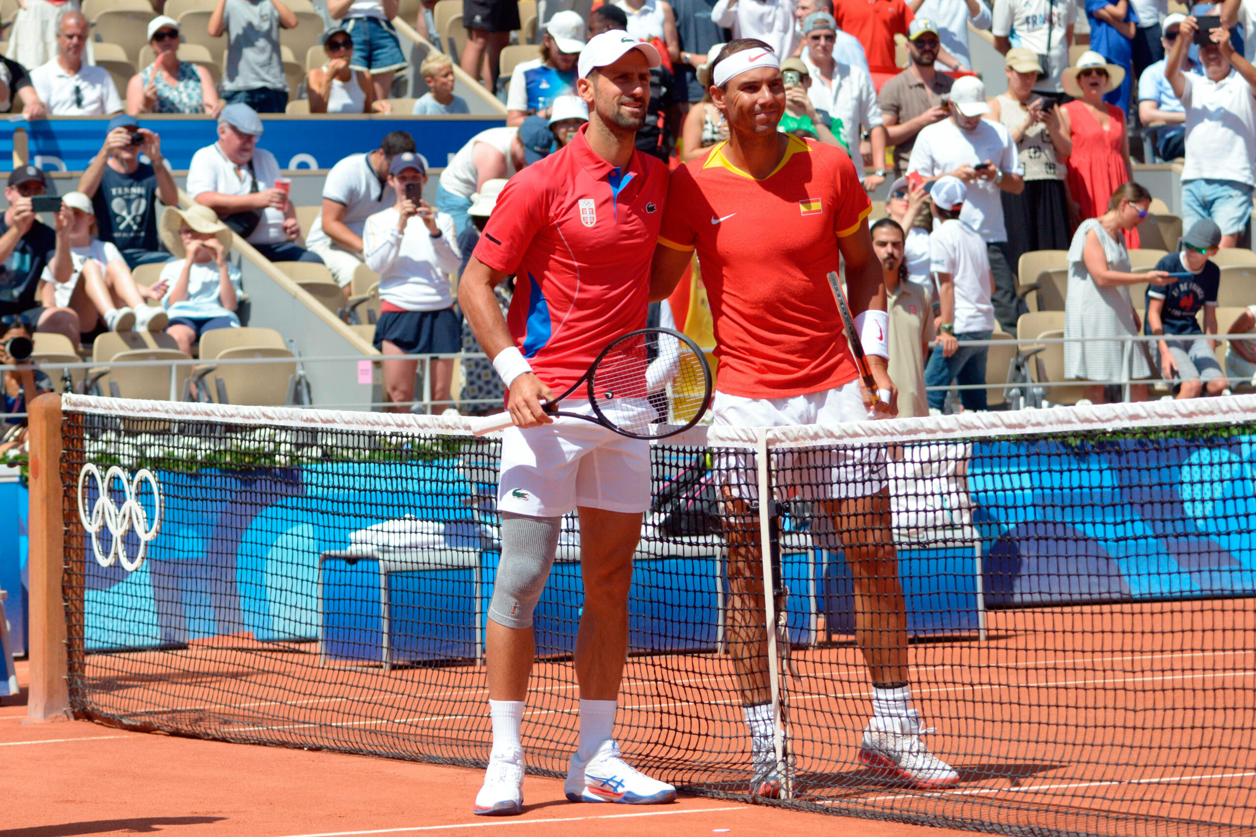 Novak Djokovic und Rafa Nadal machen ein gemeinsames Foto auf dem Feld