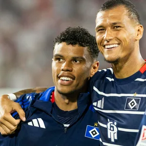 Ransford Königsdörffer und Davie Selke umarmen sich