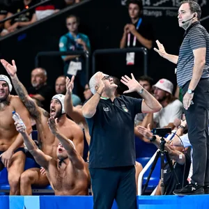 Trainer Alessandro Campagna und Spieler der italienischen Wasserball-Nationalmannschaft bepöbeln den Schiedsrichter