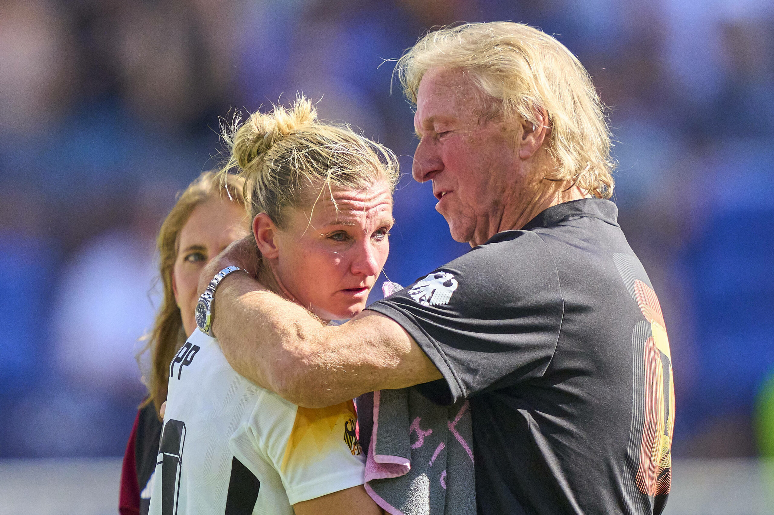 Horst Hrubesch umarmt die weinende Alex Popp