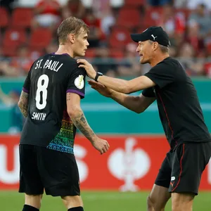 Alex Blessin spricht mit Eric Smith