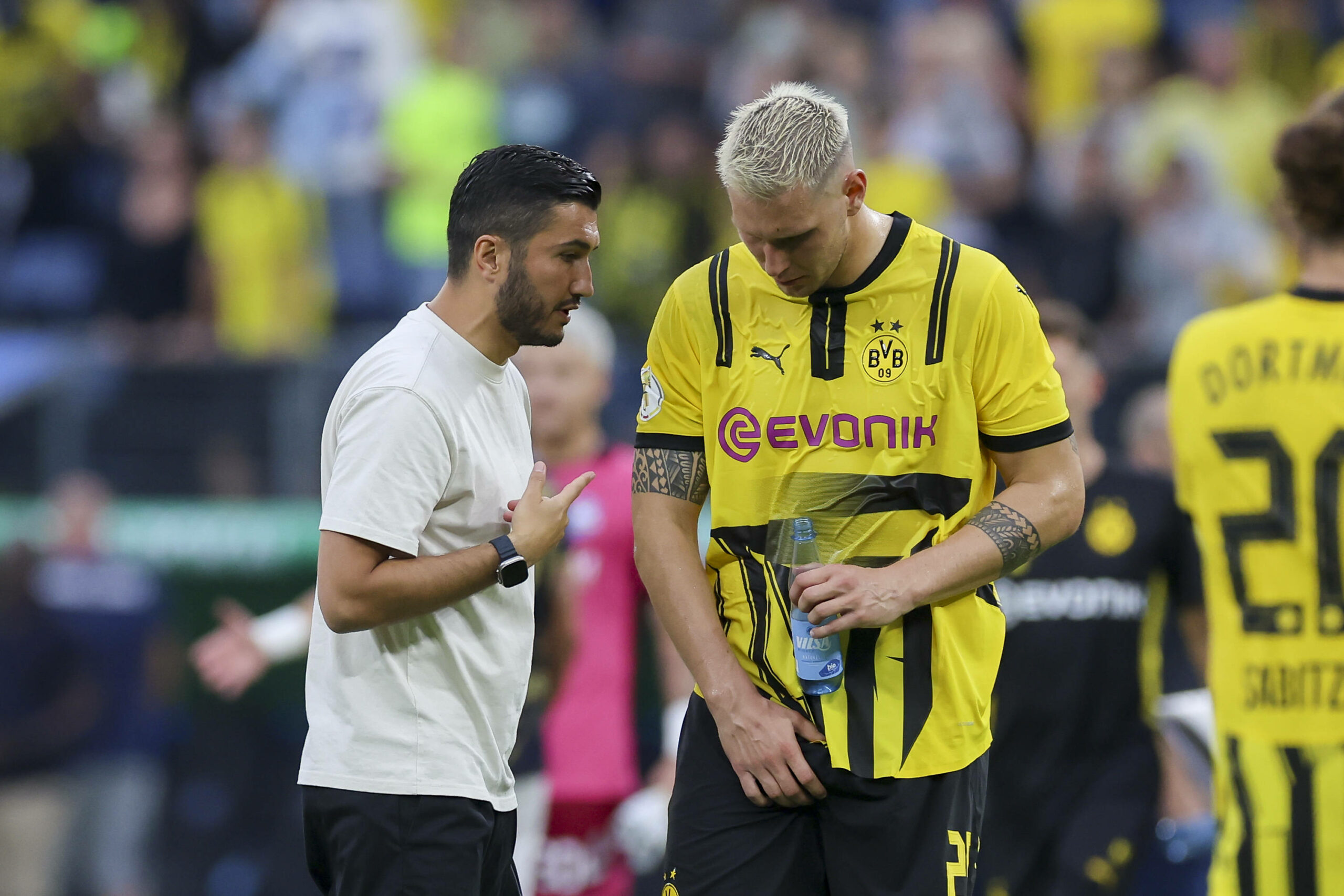 Trainer Nuri Sahin und Niklas Süle im Gespräch