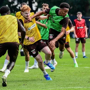 Robert Wagner und Morgan Guilavogui im Trainingszweikampf