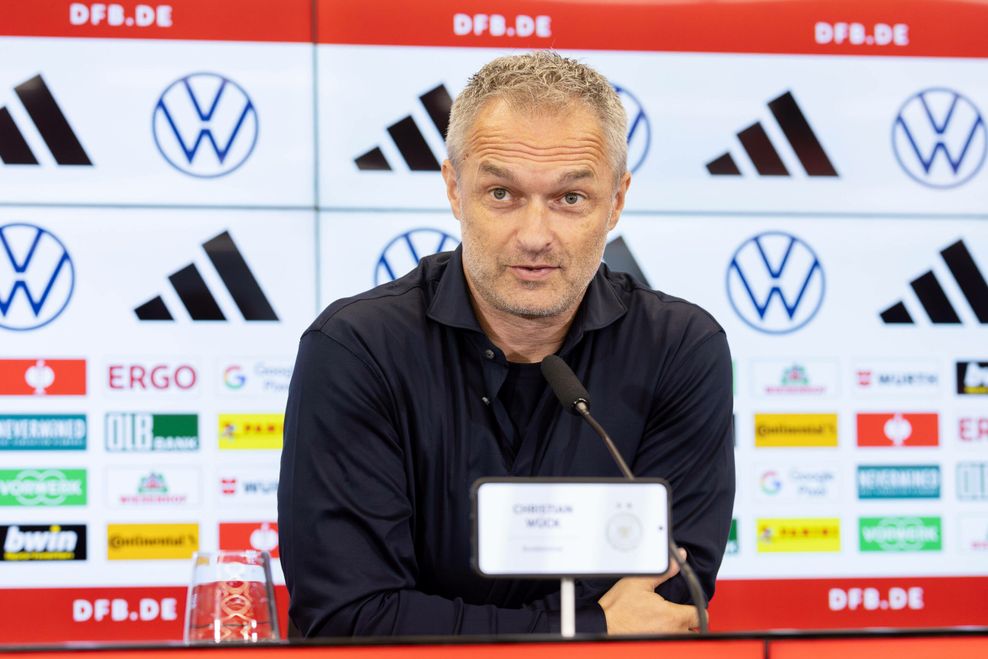 Bundestrainer Christian Wück spricht bei einer DFB-Pressekonferenz in Mikrofon