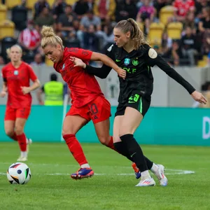 Linda Dallmann im Zweikampf mit Jule Brand