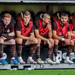 Connor Metcalfe, Robert Wagner, David Nemeth, Adam Dzwigala und Danel Sinani auf der Bank