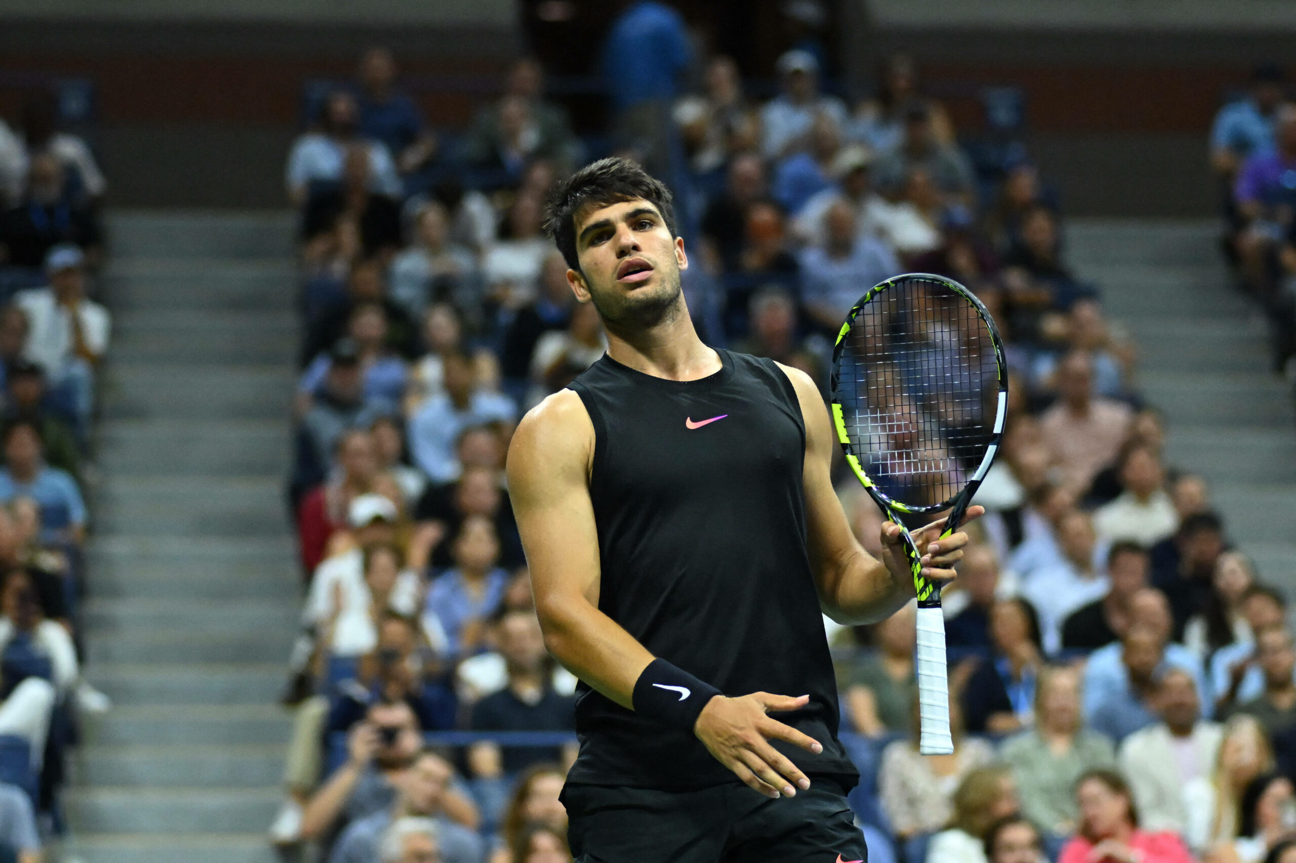 Carlos Alcarez bei den US Open mit Tennisschläger in der Hand, guckt genervt