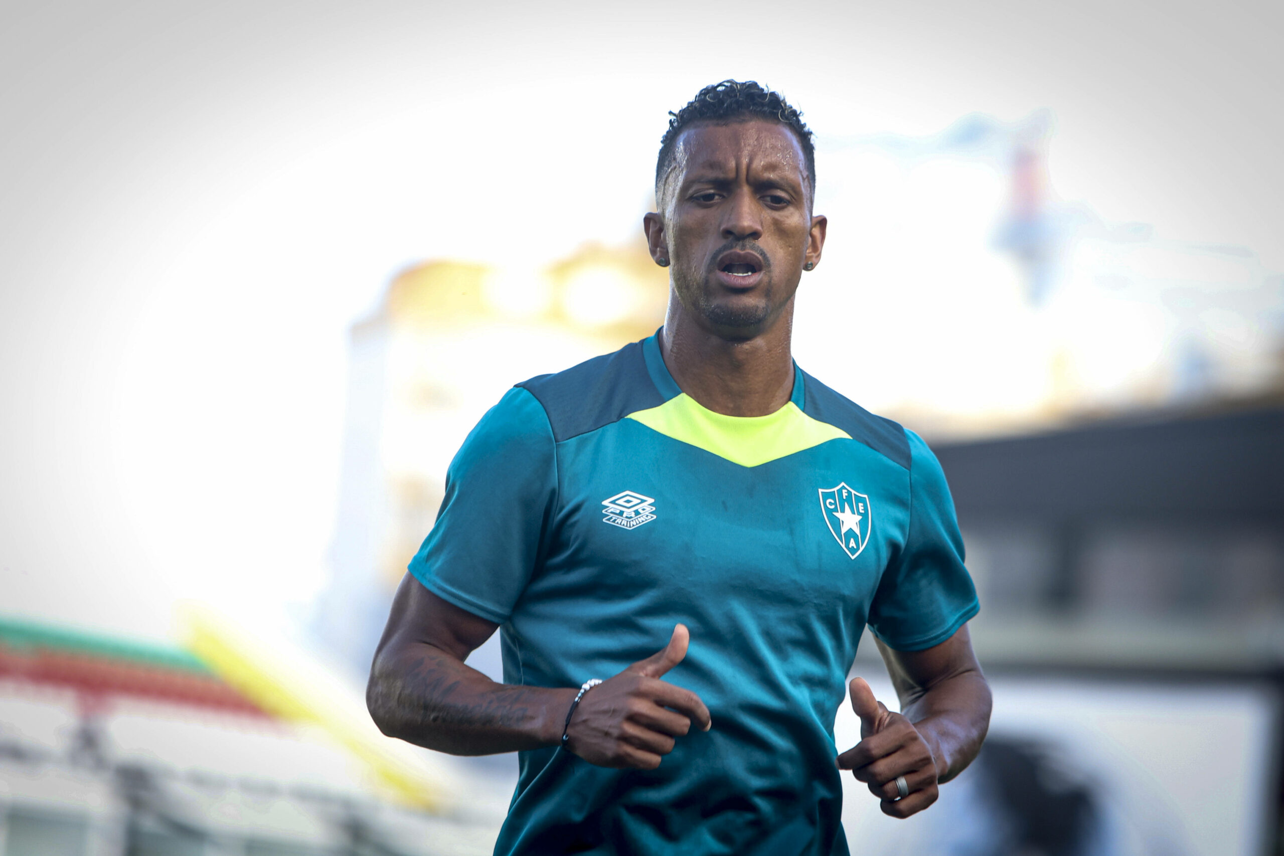 Nani im Trikot CF Estrela Amadora guckt konzentriert