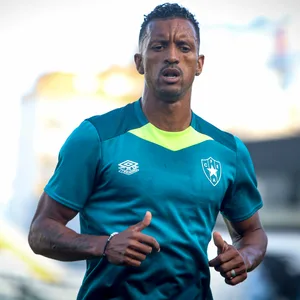 Nani im Trikot CF Estrela Amadora guckt konzentriert