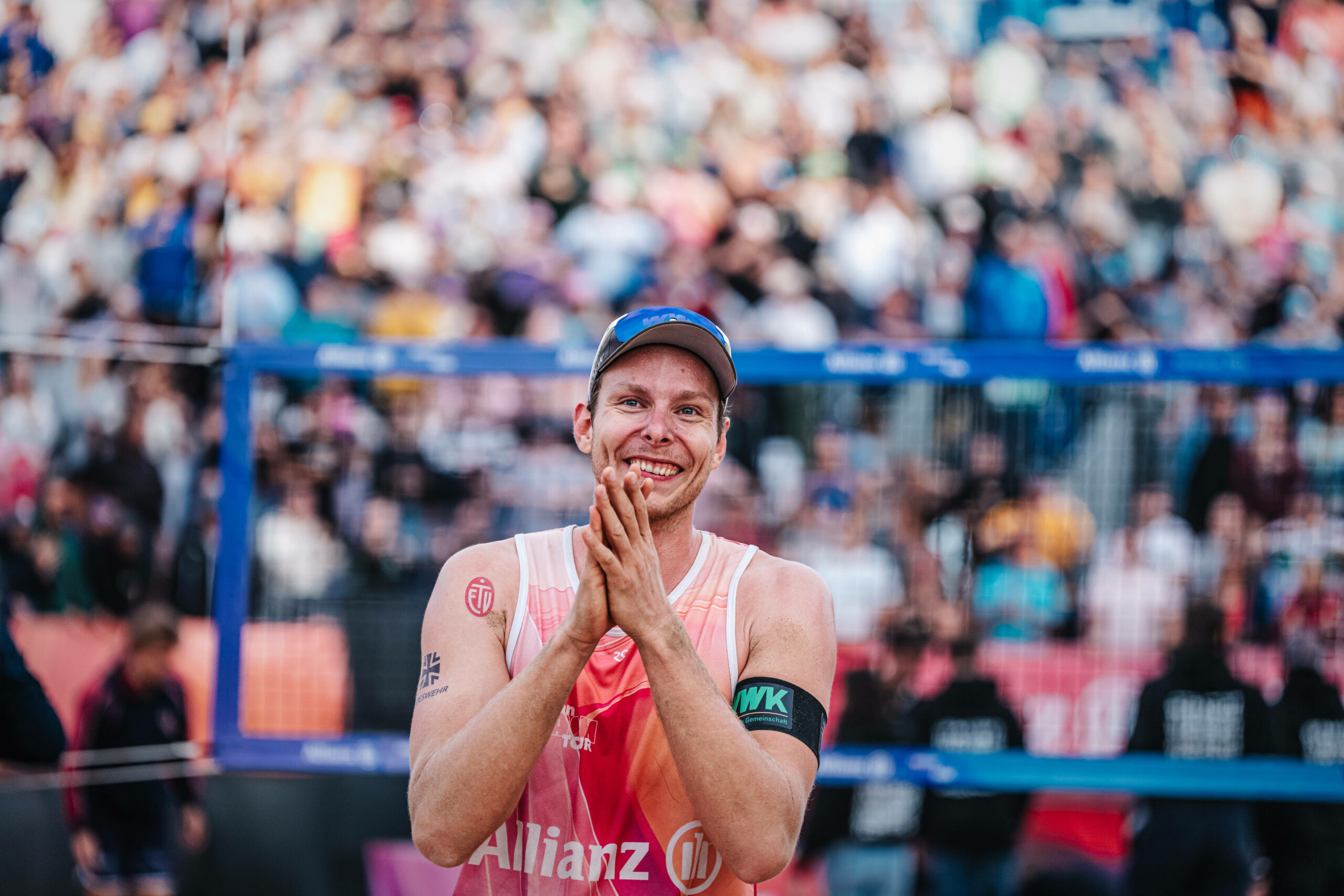 Beachvolleyballer Nils Ehlers lacht und klatscht die Hände bei den Olympischen Spielen