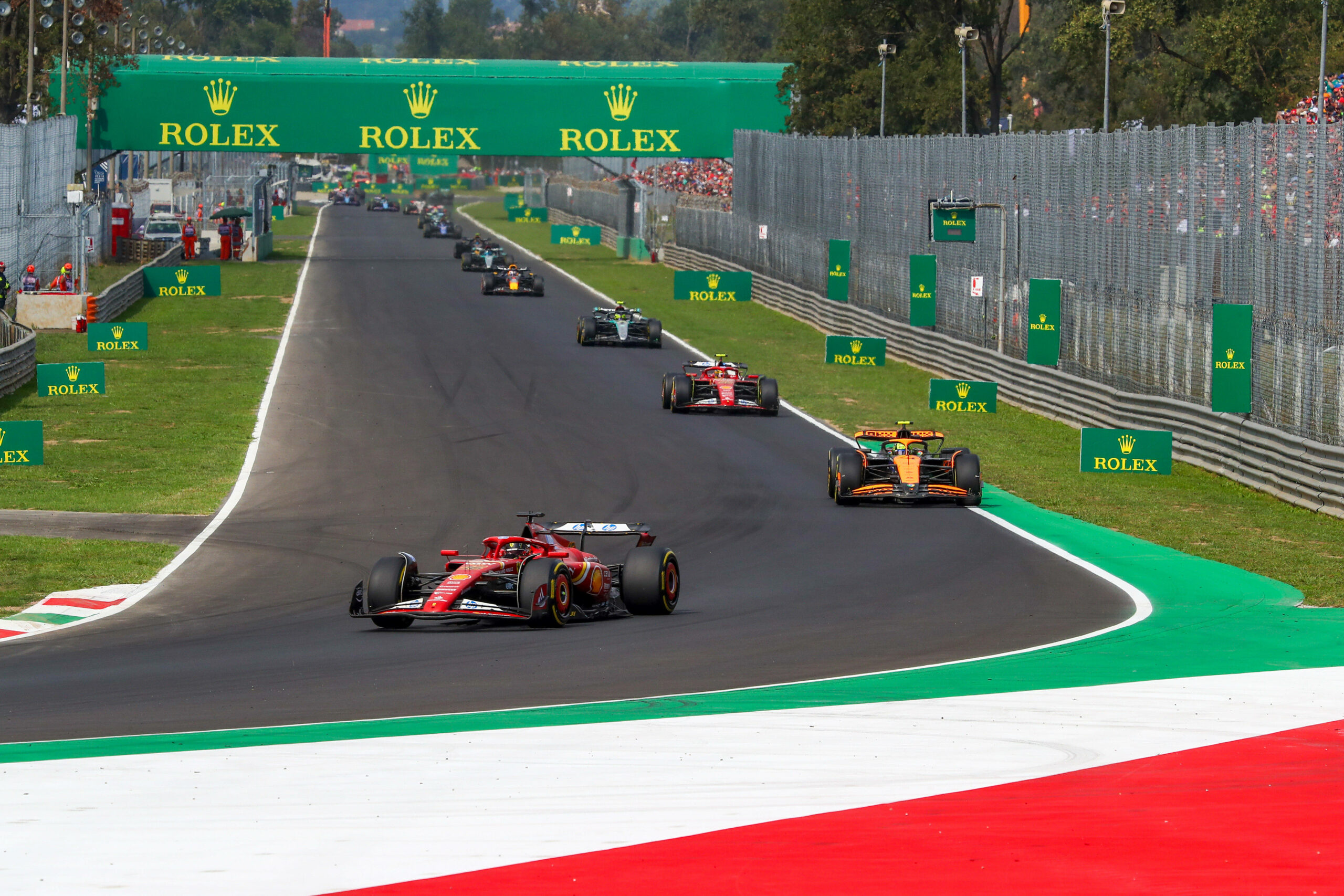 Rennwagen fahren entlang der Rolex-Werbung beim Formel 1-Rennen in Monza