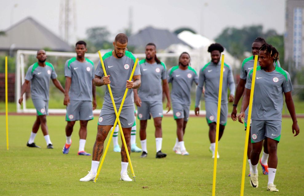 Die nigerianische Nationalmannschaft beim Training, Kapitän William Troost-Ekong verteilt Slalom-Stangen