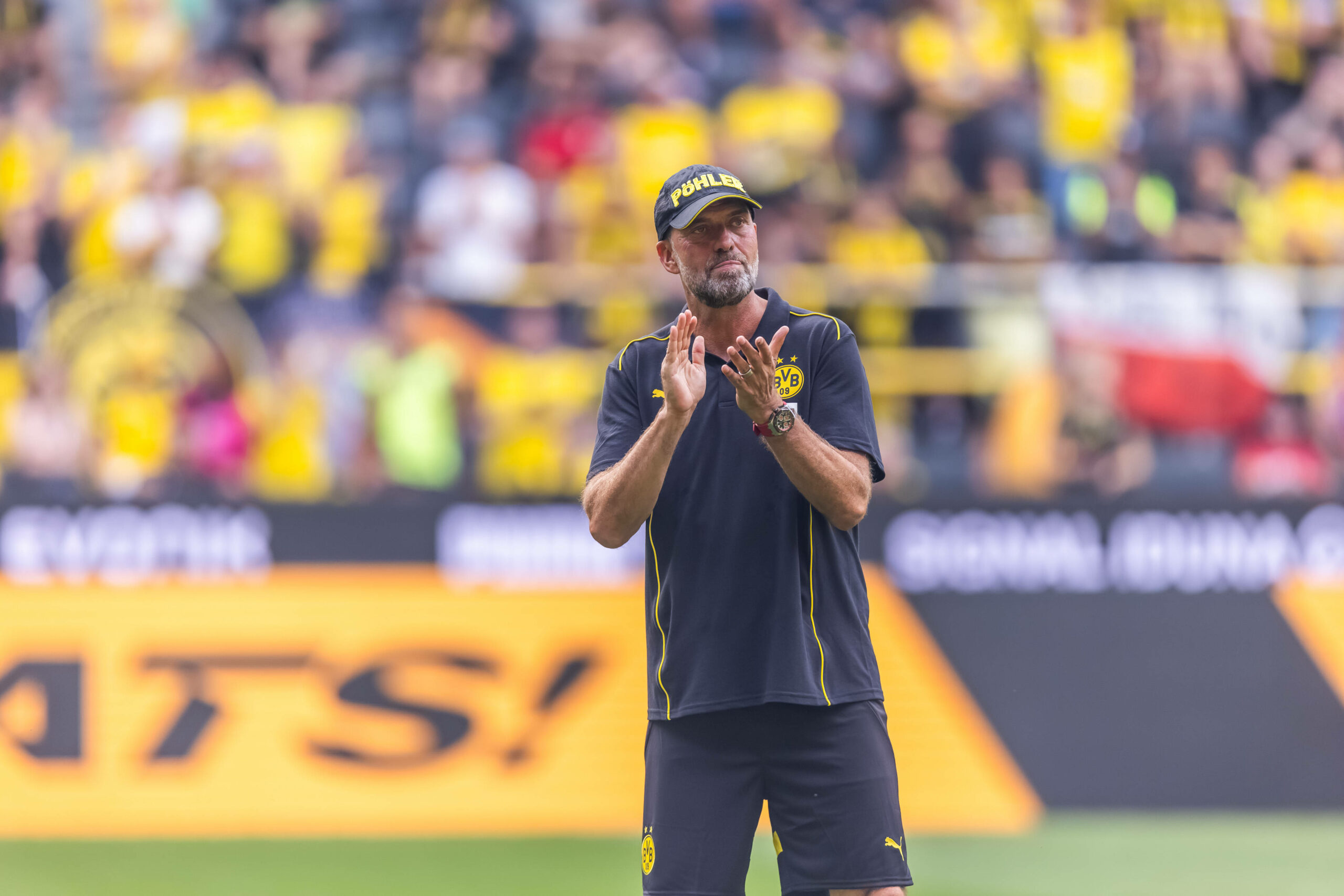 Jürgen Klopp klatscht beim Abschiedsspiel für Lukasz Piszczek und Jakub Blaszczykowski im Signal Iduna Park