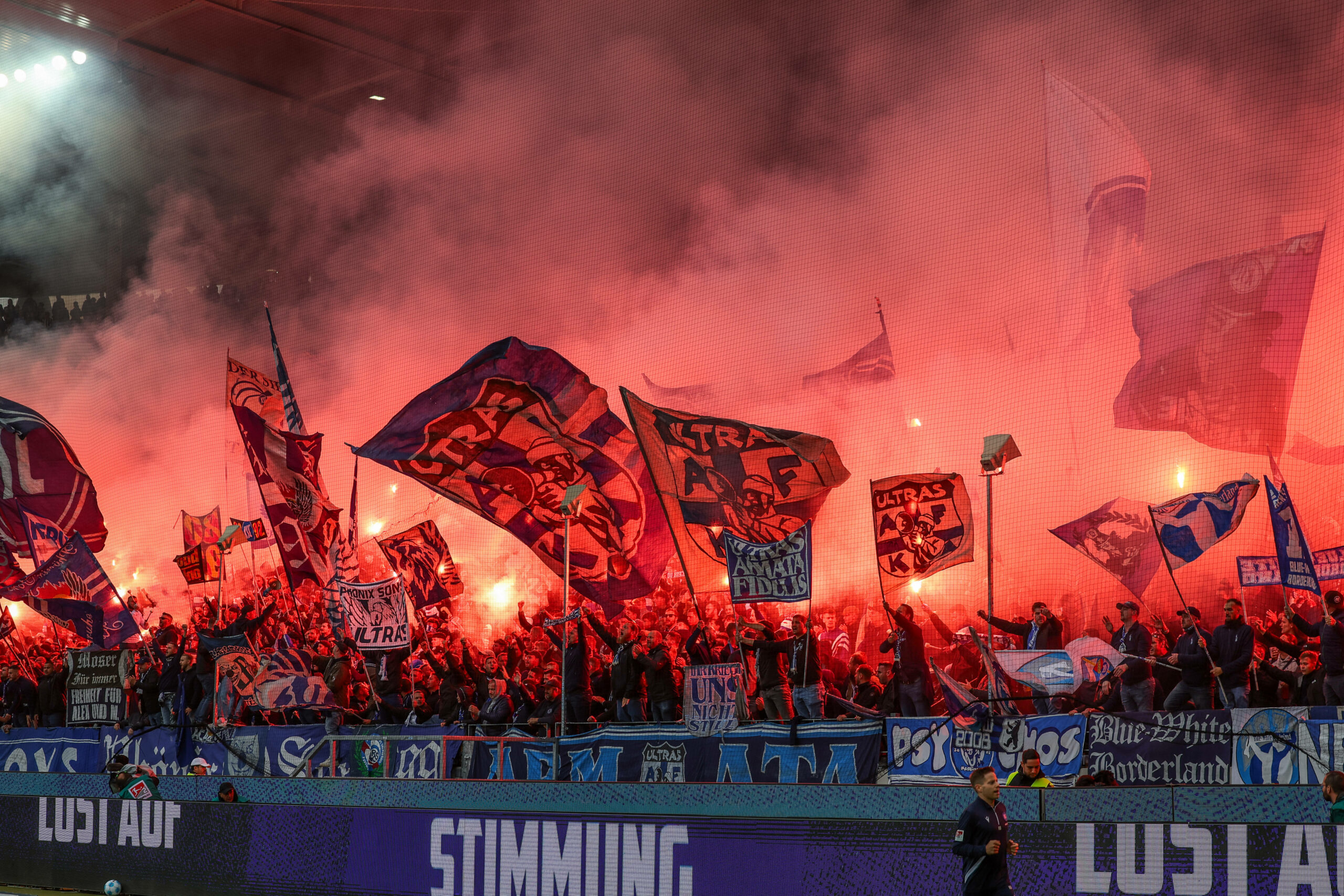 KSC-Fans zünden Pyrotechnik an