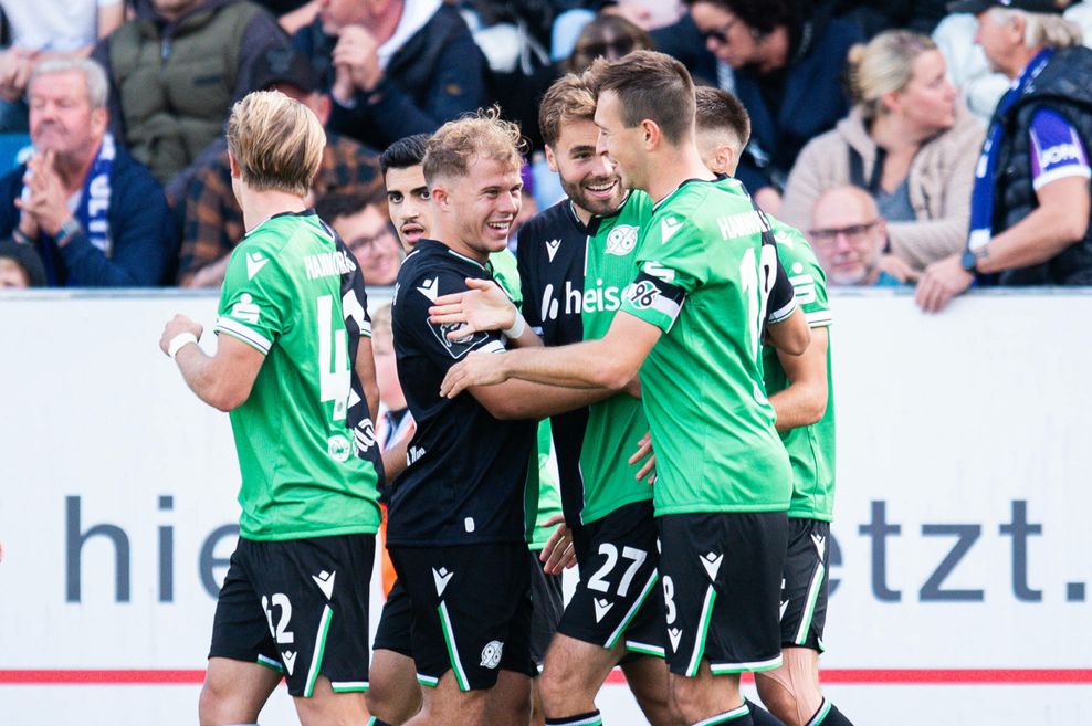 Tom Sanne jubelt im Trikot von Hannover 96.