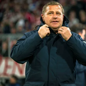 Bayern-Sportvorstand Max Eberl in schwarzer Jacke