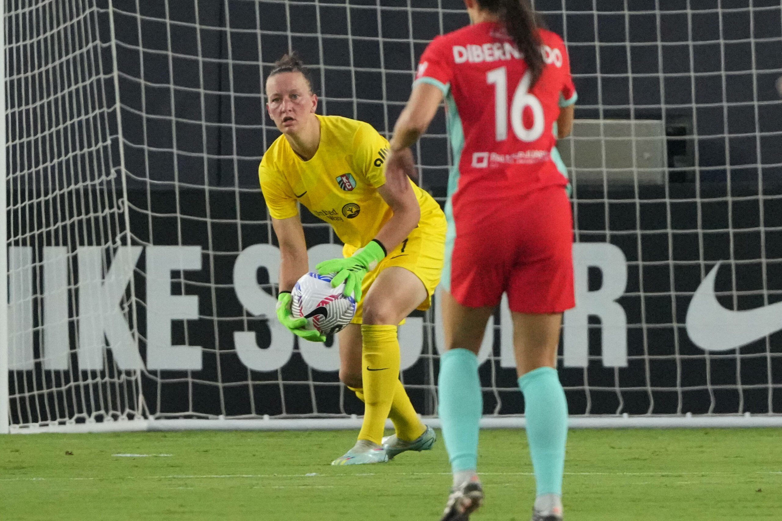 Almuth Schult nimmt den Ball auf