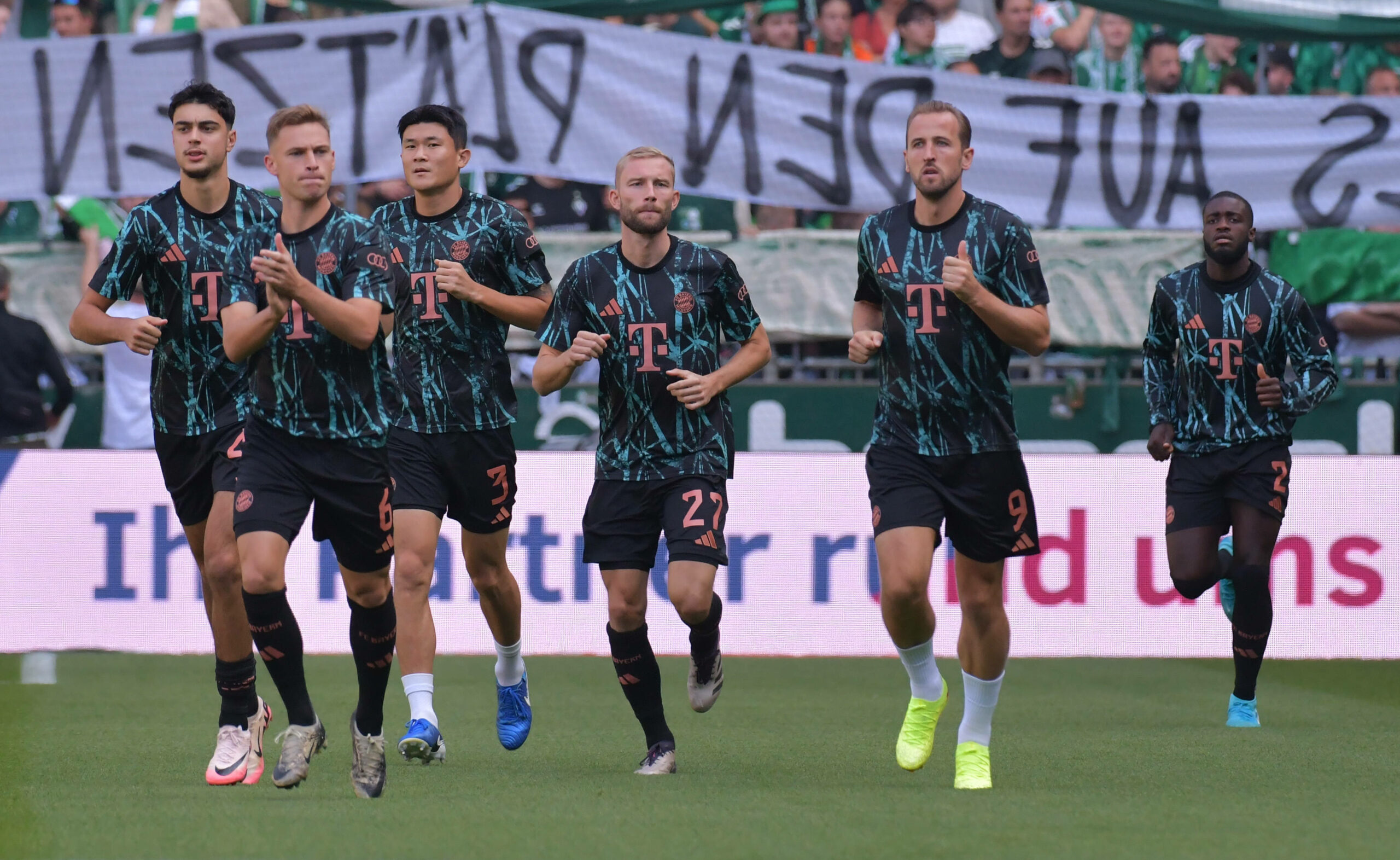 Die Mannschaft des FC Bayern München läuft sich vor dem Spiel gegen Werder Bremen warm