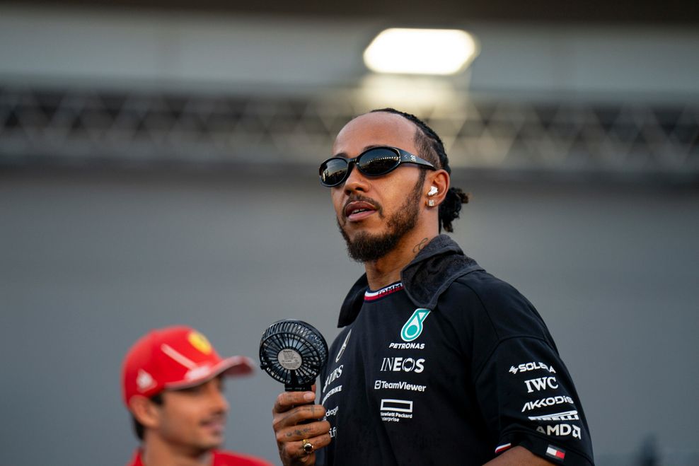 Lewis Hamilton mit einem Handventilator in der Hand