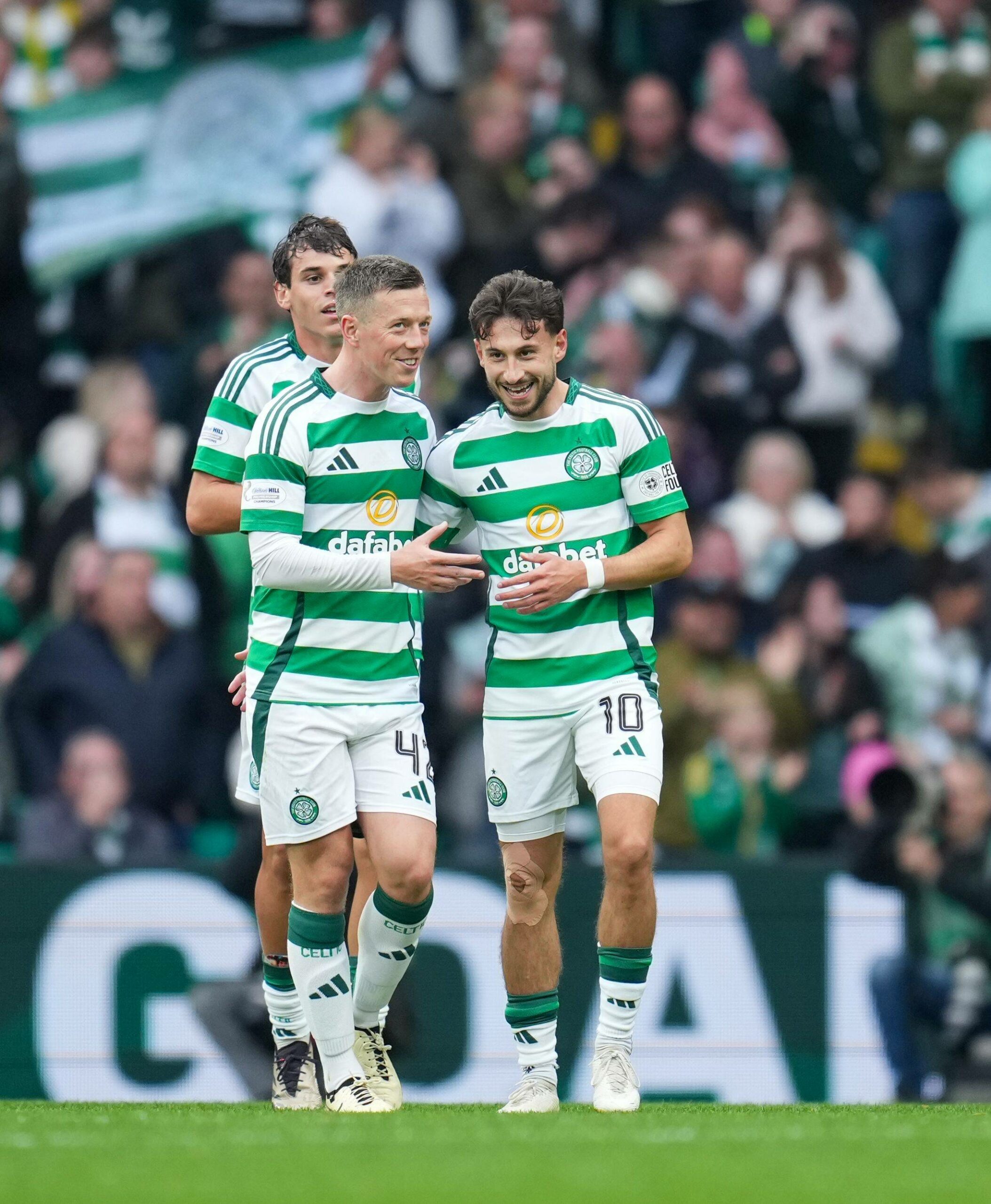 Nicolas Kühn jubelt mit Teamkollege Callum McGregor (l)