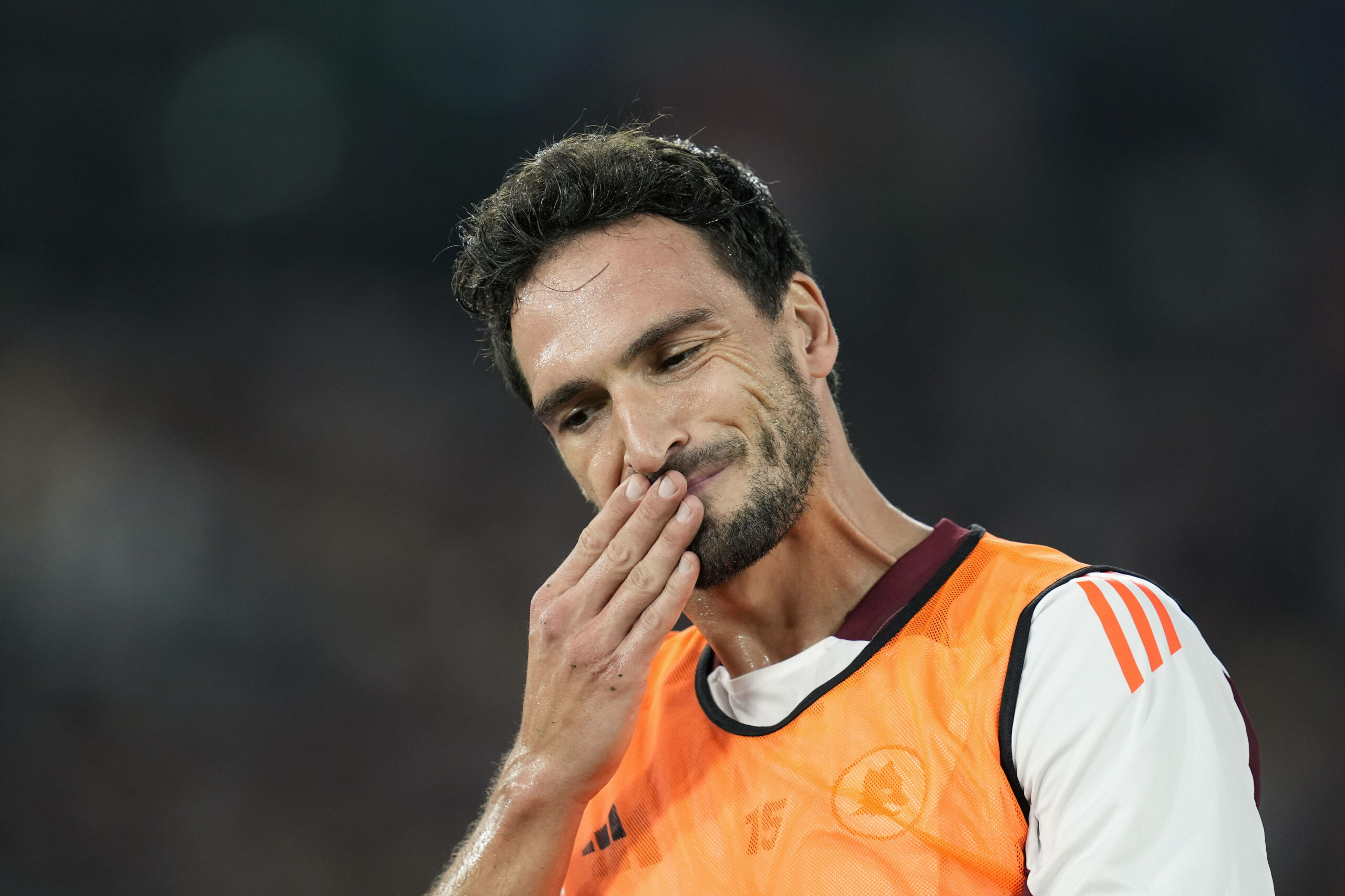 Mats Hummels schaut nachdenklich mit der Hand am Mund