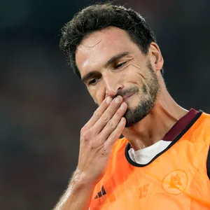 Mats Hummels schaut nachdenklich mit der Hand am Mund