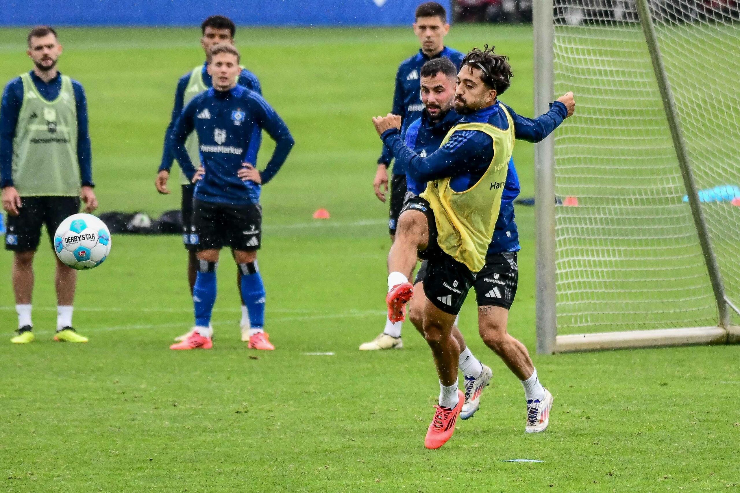 Immanuel Pherai schießt im HSV-Training aufs Tor, Marco Richter kann ihn nicht daran hindern