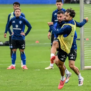 Immanuel Pherai schießt im HSV-Training aufs Tor, Marco Richter kann ihn nicht daran hindern