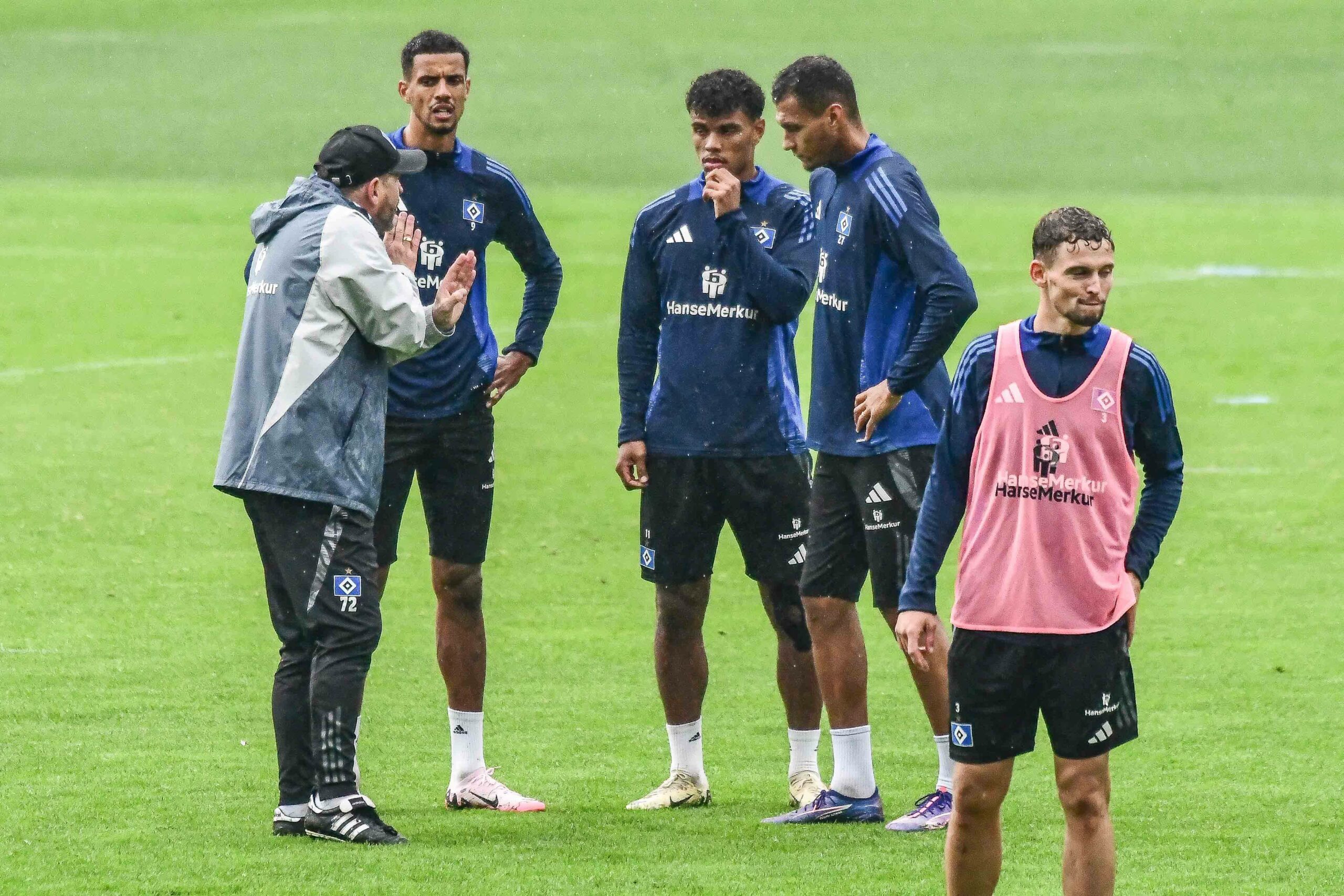 Steffen Baumgart gibt Robert Glatzel, Ransford Königsdörffer und Davie Selke im Training Anweisungen