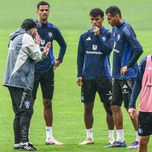 Steffen Baumgart gibt Robert Glatzel, Ransford Königsdörffer und Davie Selke im Training Anweisungen