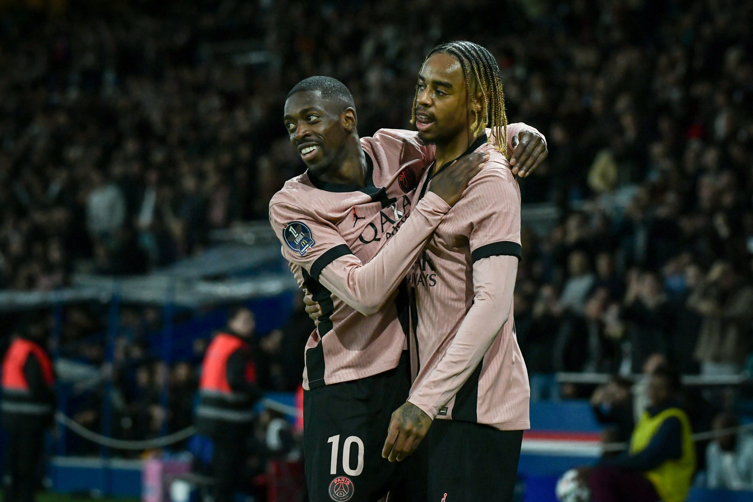 Ousmane Dembele umarmt Bradley Barcola während eines Spiels von PSG