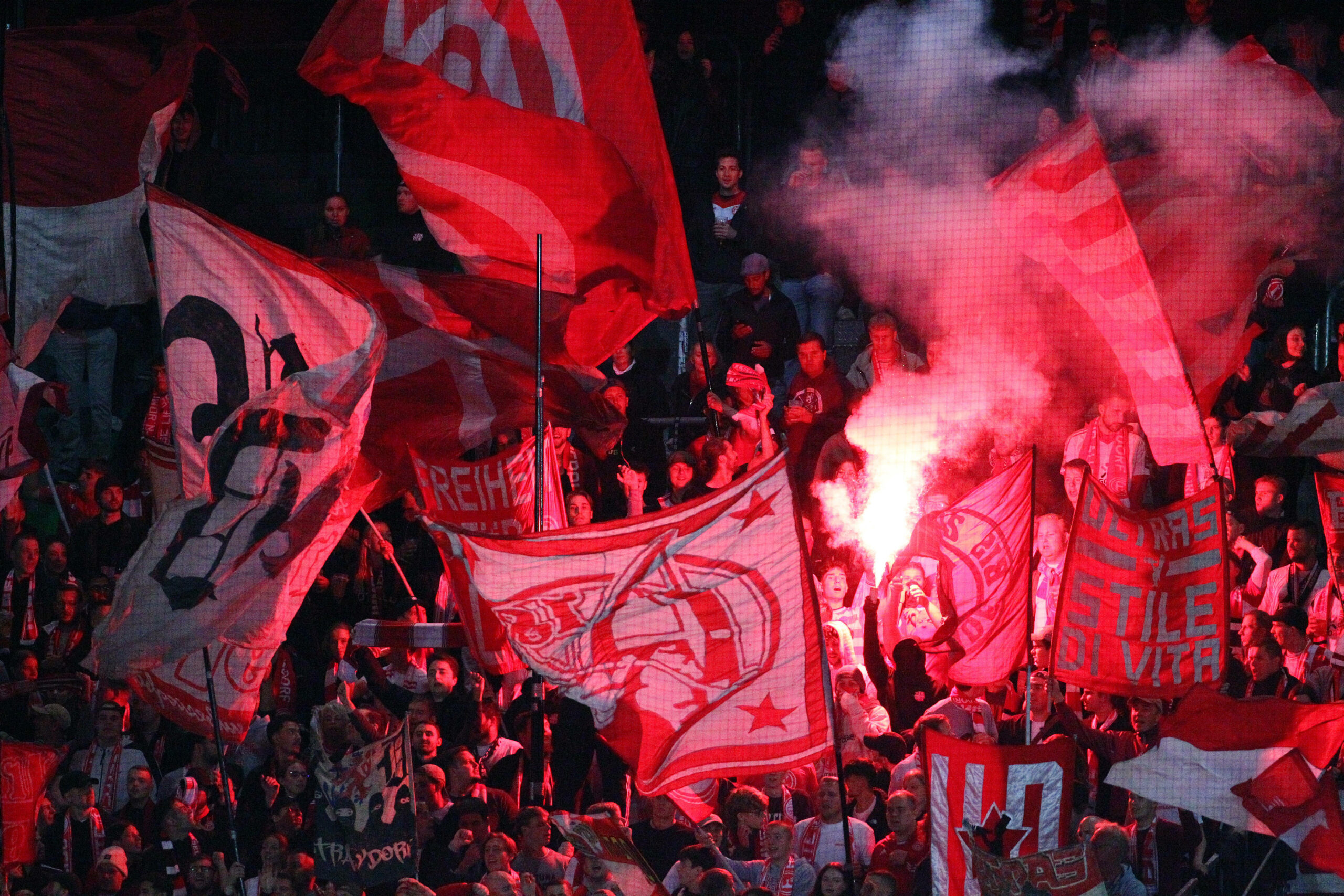 Fans von Fortuna Düsseldorf zünden Pyrotechnik auf der Tribüne