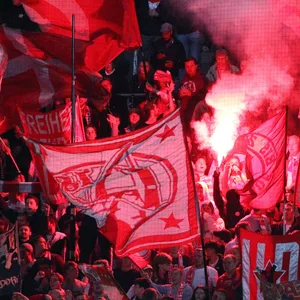 Fans von Fortuna Düsseldorf zünden Pyrotechnik auf der Tribüne