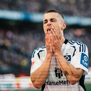 HSV-Profi Miro Muheim schlägt seine Hände vor dem Gesicht zusammen