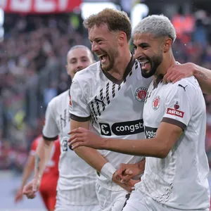Carlo Boukhalfa und Elias Saad bejubeln ein Tor