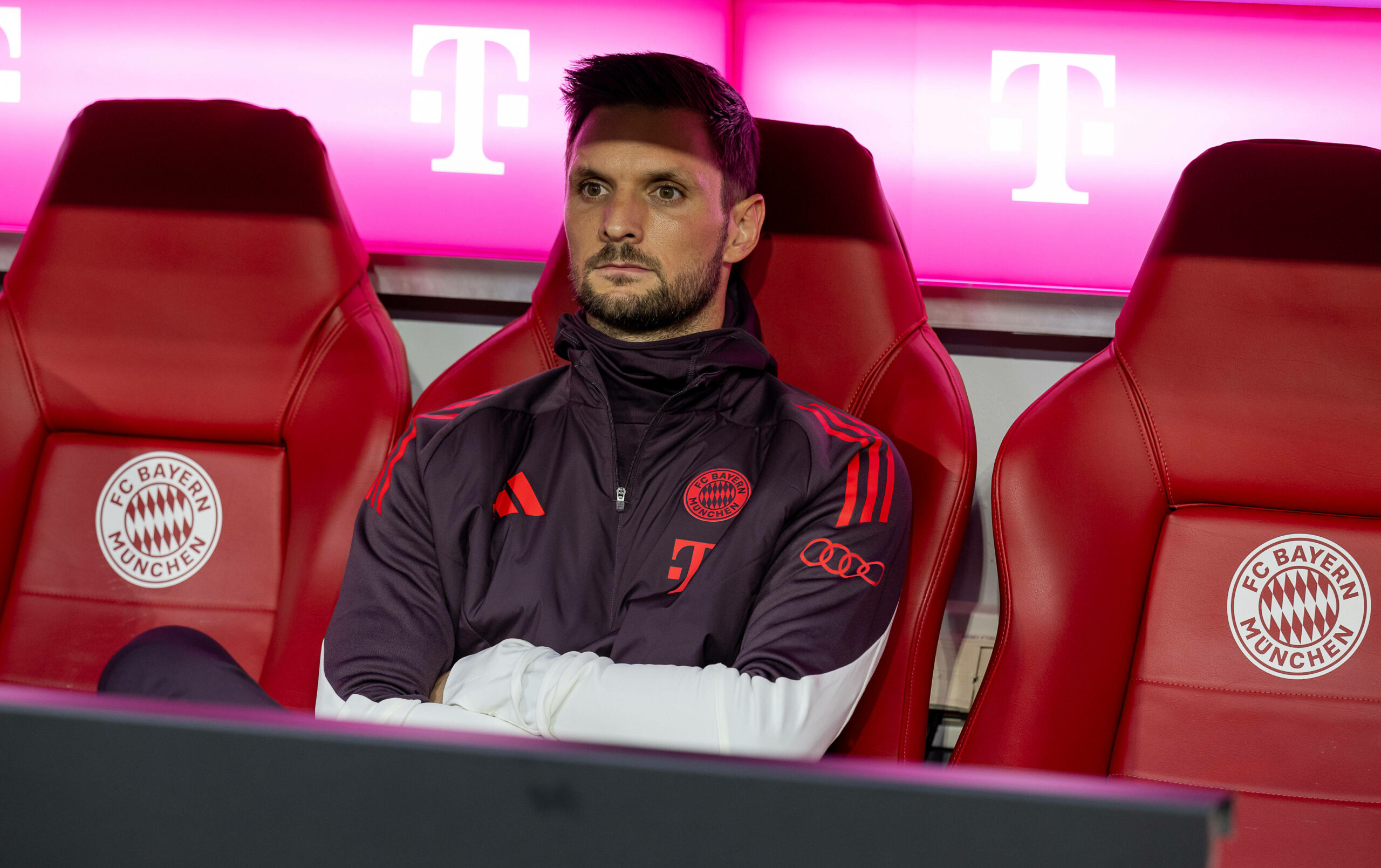 Sven Ulreich mit ernstem Blick auf der Ersatzbank