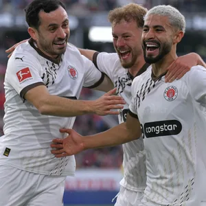 Jubel in Freiburg von Saliakas, Boukhalfa und Saad