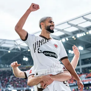 Elias Saad jubelt beim Sieg in Freiburg