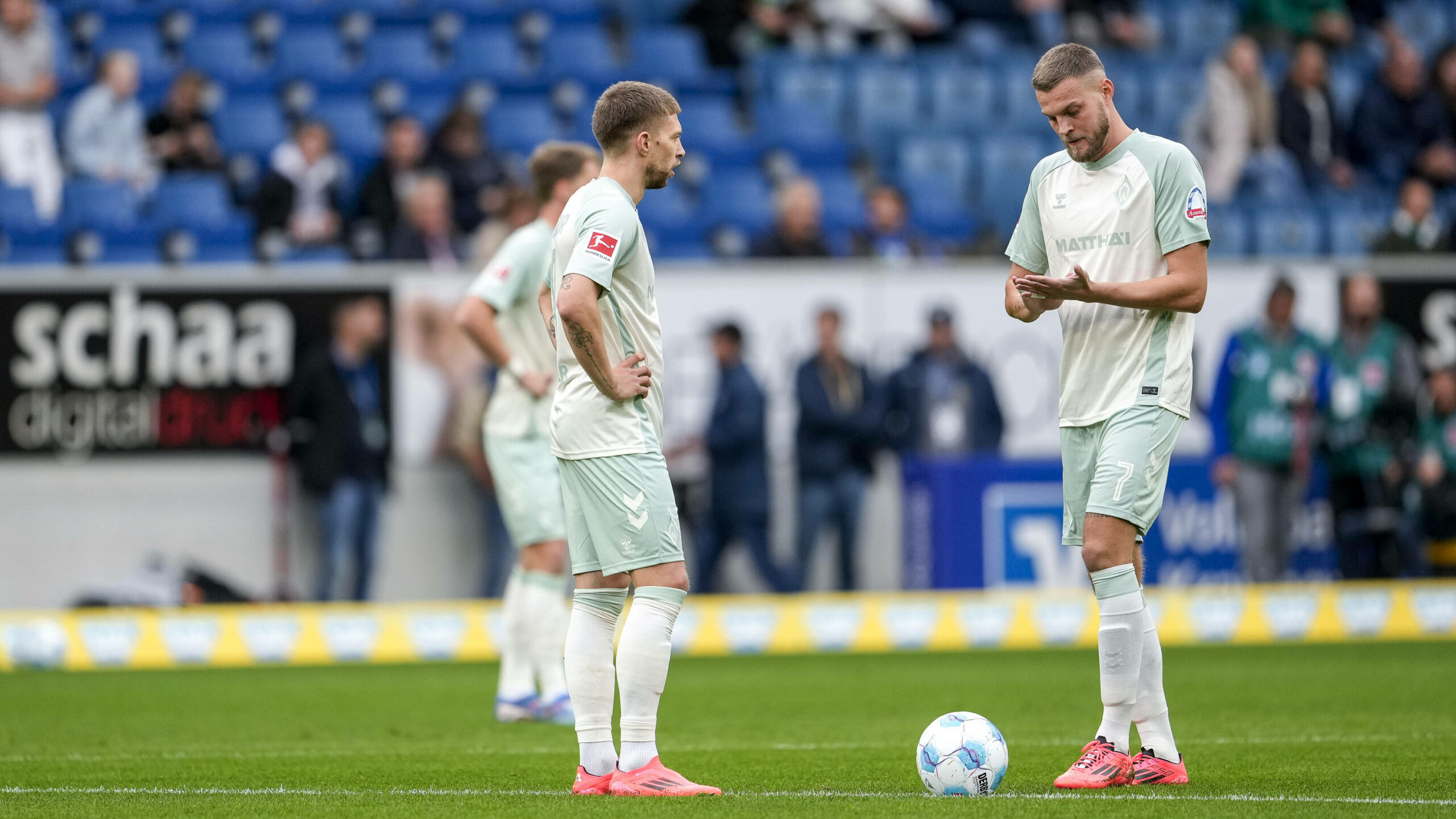 Mitchell Weiser und Marvin Ducksch stehen am Anstoßpunkt bereit.