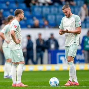 Mitchell Weiser und Marvin Ducksch stehen am Anstoßpunkt bereit.