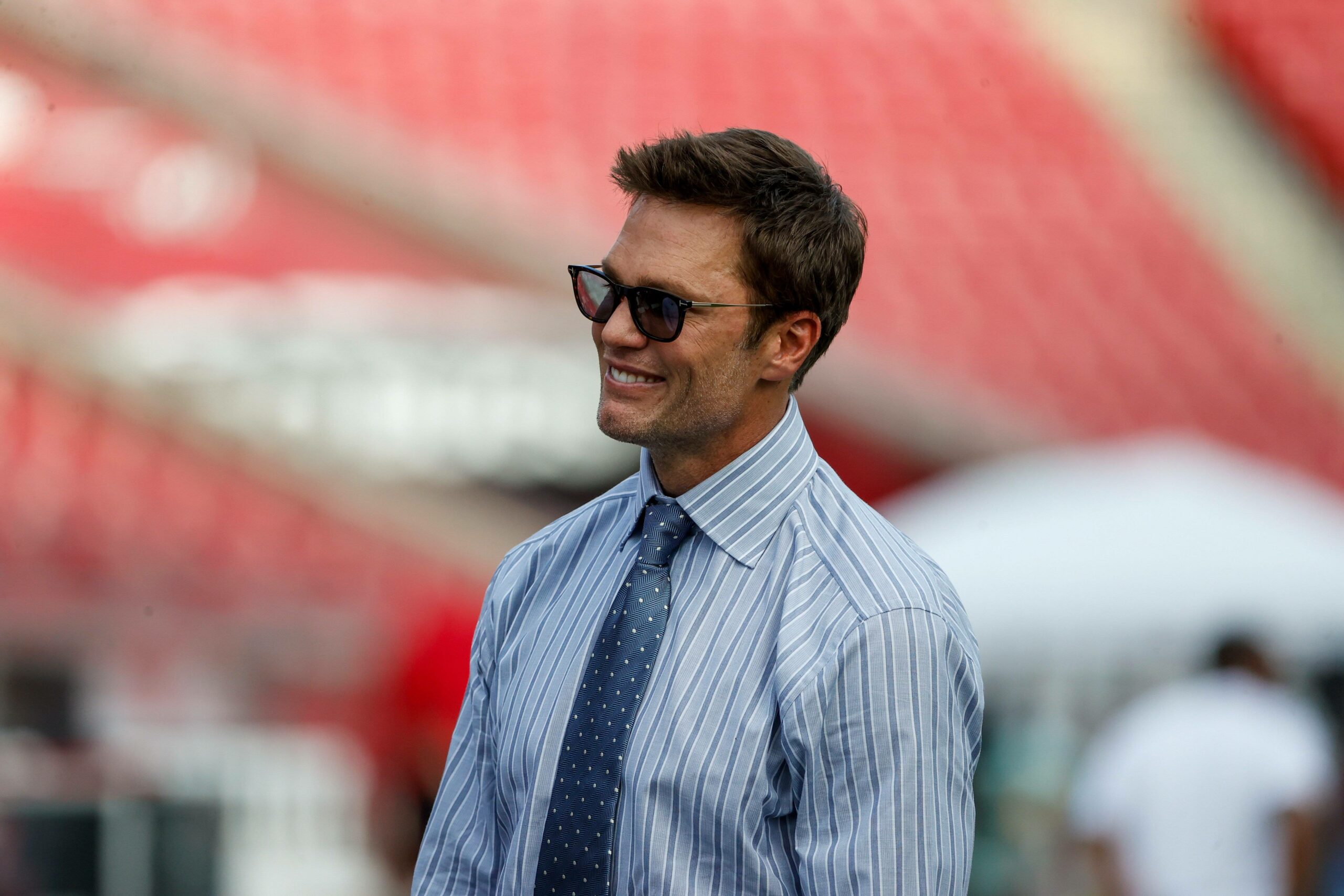 Tom Brady im Stadion mit Hemd und Sonnenbrille