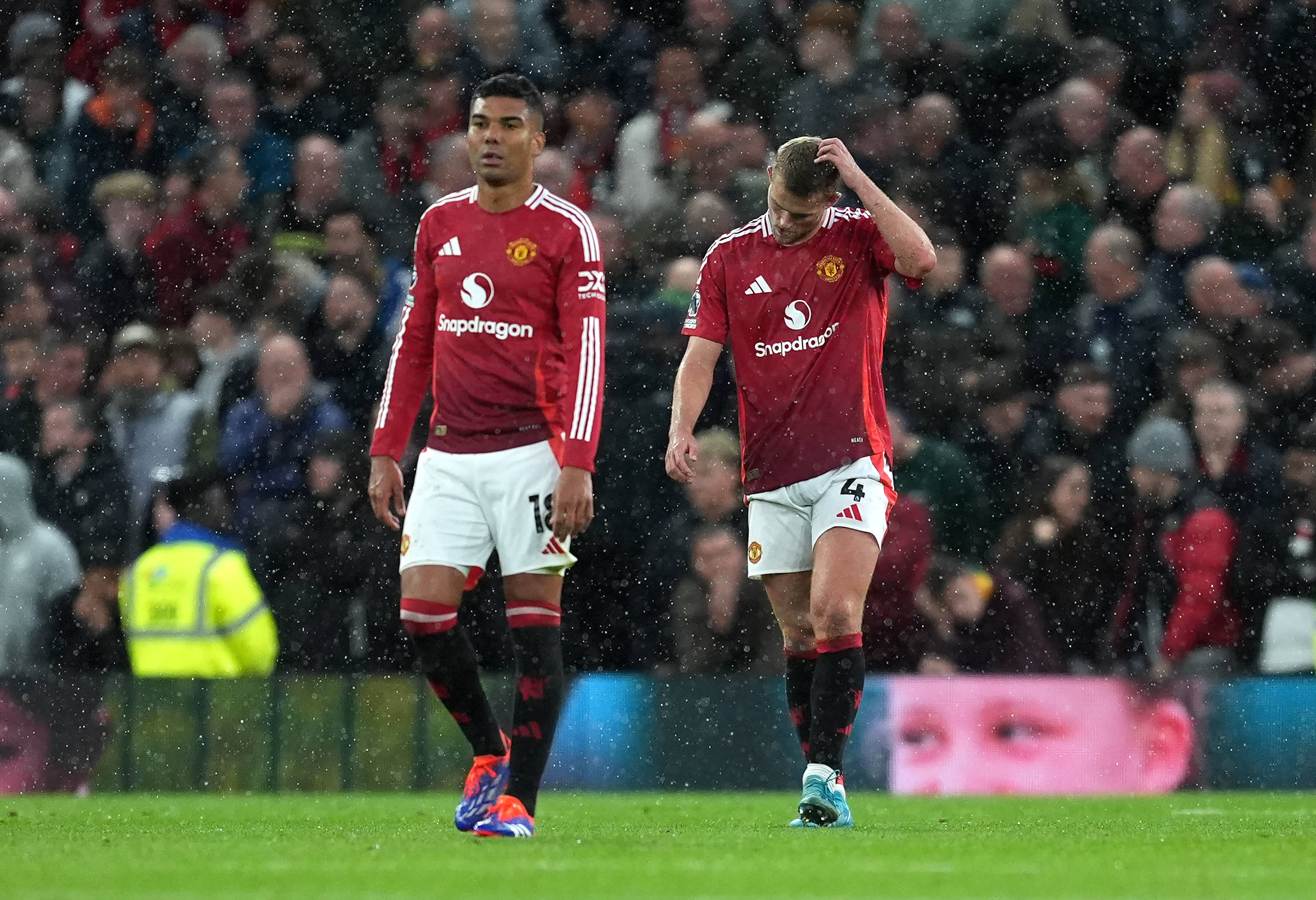 Casemiro und Matthijs de Ligt gehen enttäuscht über das Feld beim Spiel gegen Tottenham