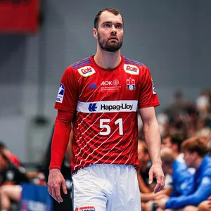 Casper Mortensen schaut nachdenklich zum Himmel