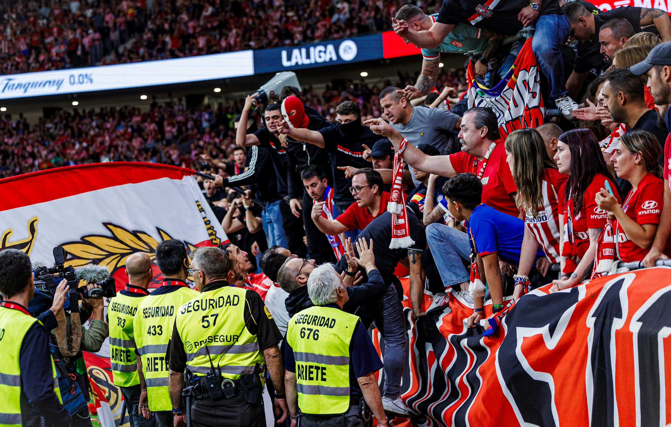 Wütende Atletico-Fans müssen von ihren eigenen Spielern beruhigt werden