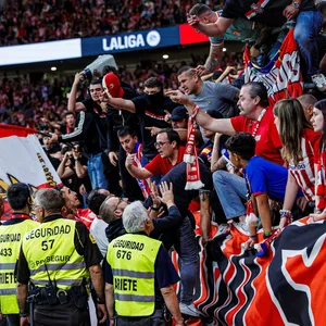 Wütende Atletico-Fans müssen von ihren eigenen Spielern beruhigt werden