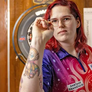 Noa-Lynn van Leuven zielt mit dem Dart in die Kamera